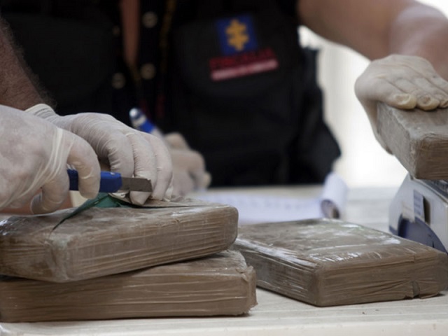 Doi români transportau cocaină în valoare de 10 milioane de euro în Marea Britanie