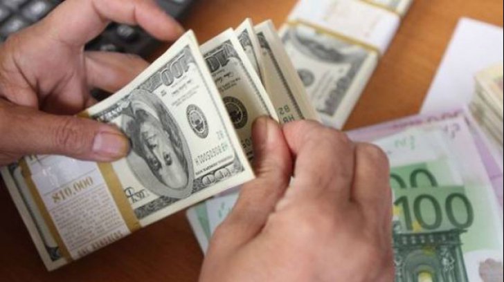 Dolarul, la cel mai mare nivel din ultimii doi ani