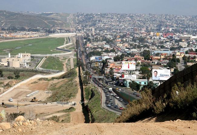 Donald Trump are un plan pentru a interzice intrarea migranților la granița cu Mexicul