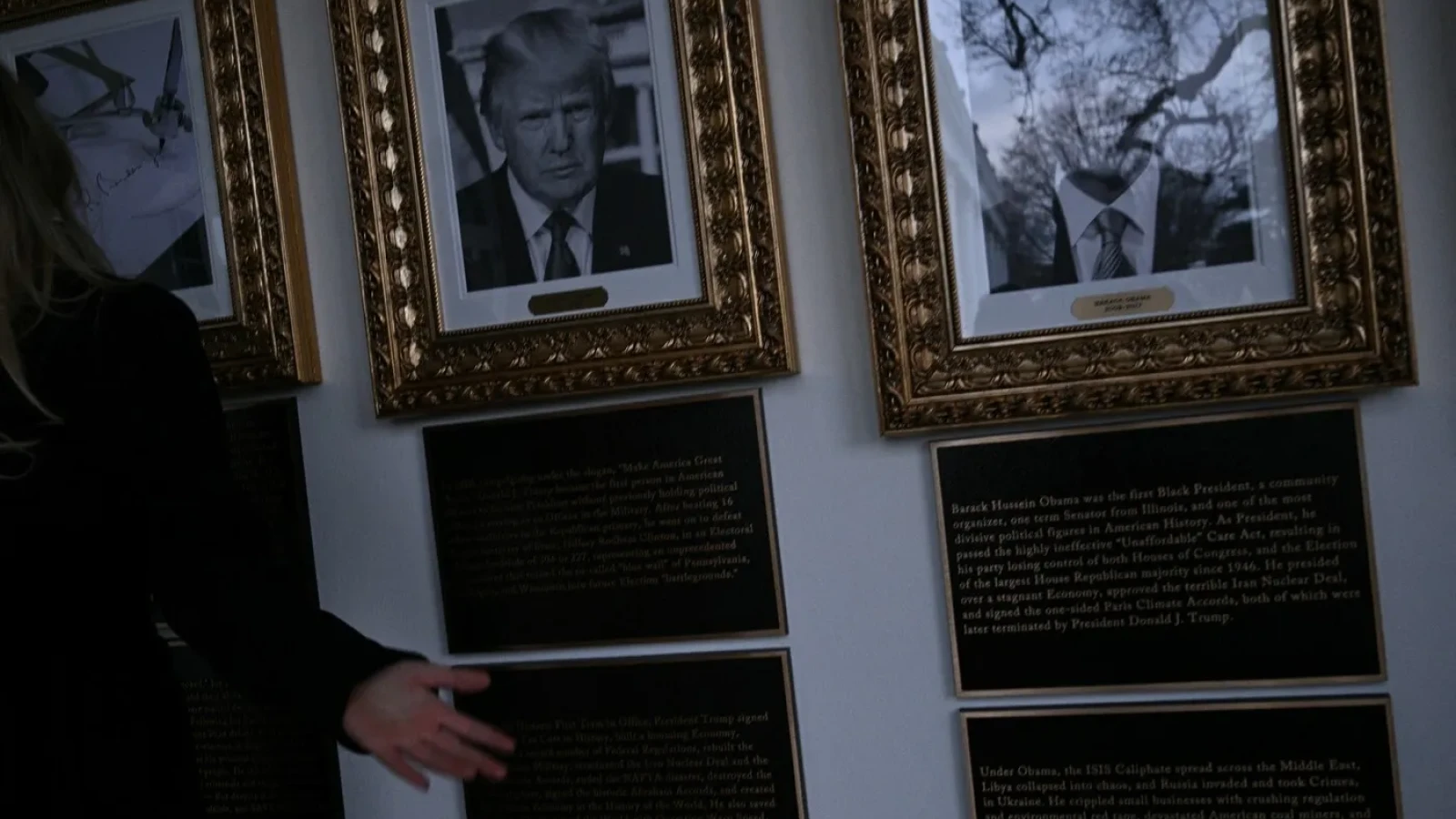 Donald Trump face mișto de Joe Biden și Barack Obama la Casa Albă după ce le-a pus plăcuțe sub fotografii cu texte jignitoare
