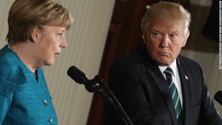 Donald Trump sugerează că atât el, cât şi Angela Merkel ar fi fost interceptaţi de servicii secrete