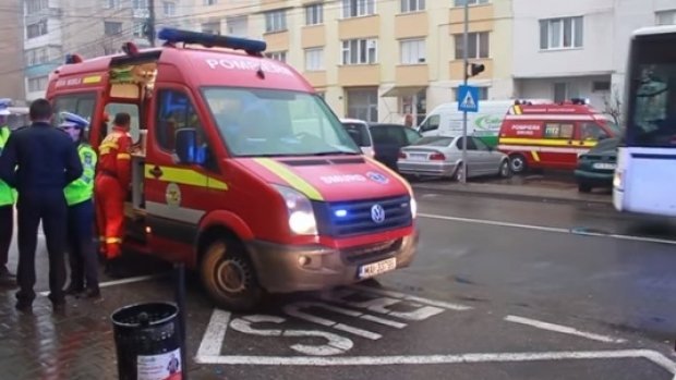 Două adolescente au fost spulberate de un autobuz pe trecerea de pietoni