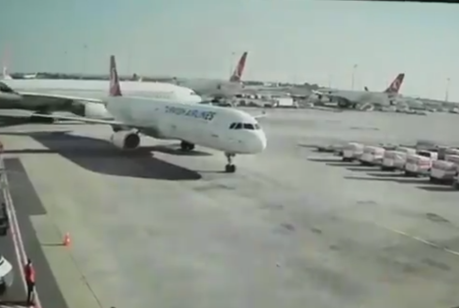 Două aeronave de pasageri s-au ciocnit pe pista aeroportului din Istanbul VIDEO