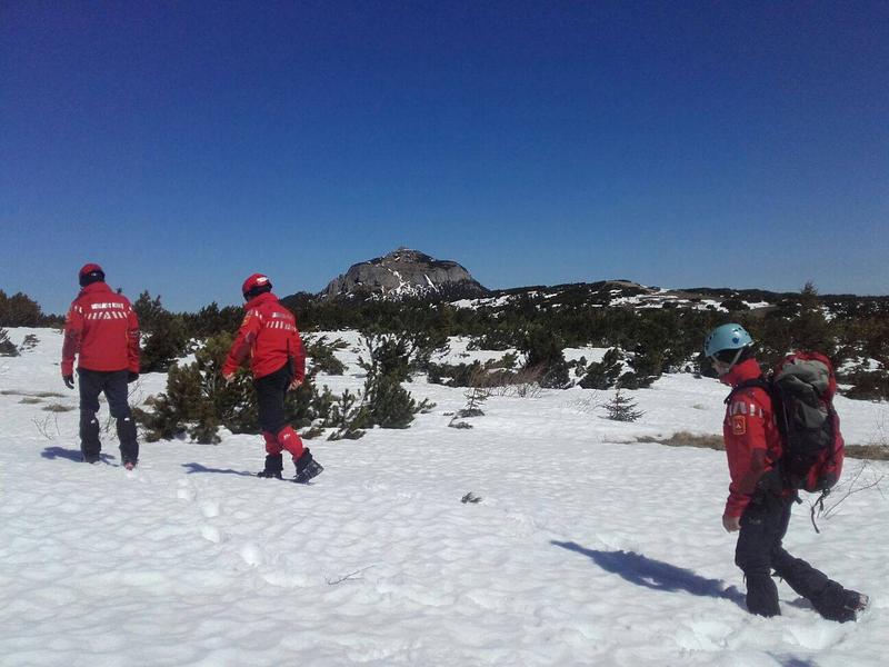 Două echipe de salvamontişti au fost trimise pentru recuperarea turiştilor morţi în Munţii Făgăraş