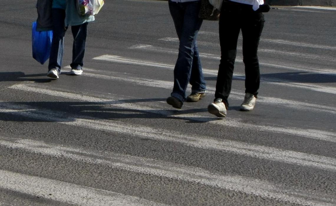 Două fetițe gemene și mama lor, din Buzău, au fost lovite de o mașină, pe o trecere de pietoni