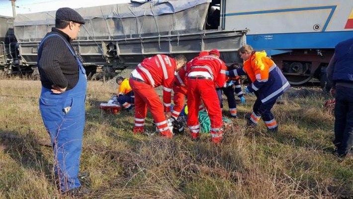 Două locomotive s-au ciocnit frontal in Tg Jiu, o persoană a murit