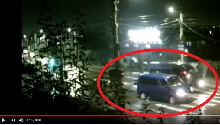 Două microbuze s-au ciocnit frontal în Suceava. 10 persoane implicate în accident