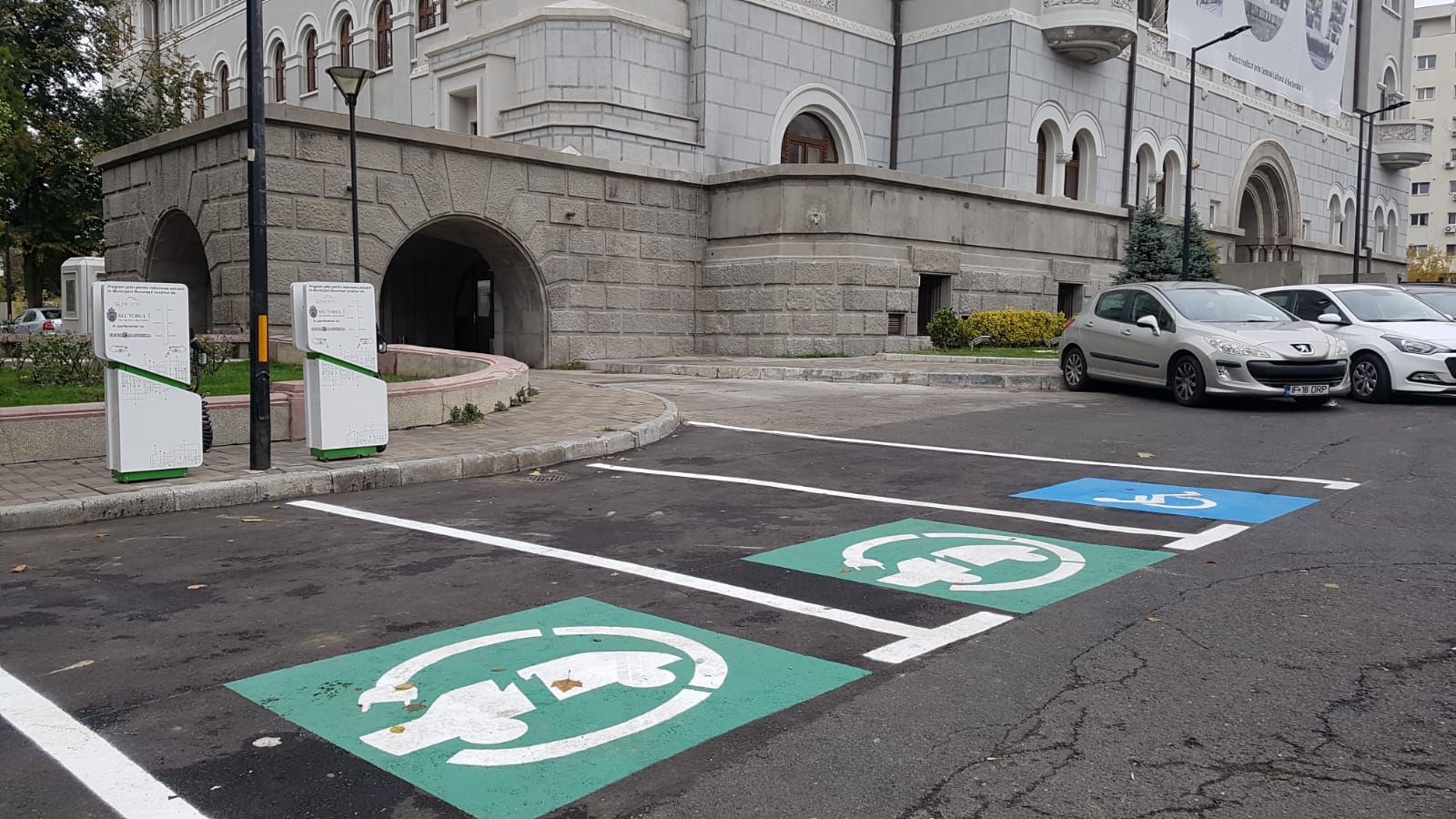 Două staţii de încărcare gratuita a maşinilor electrice montate în parcarea din faţa Primăriei Sectorului 1