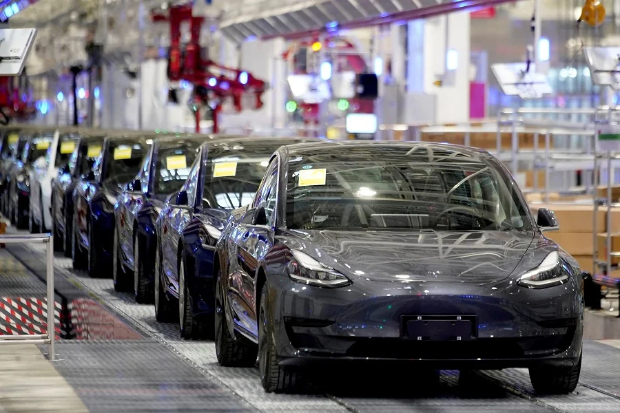 Două Tesla s-au oprit brusc în plin trafic pe autostradă, iar șoferii au murit loviți din spate. Sistemul de asistență la condus era activ în ambele cazuri
