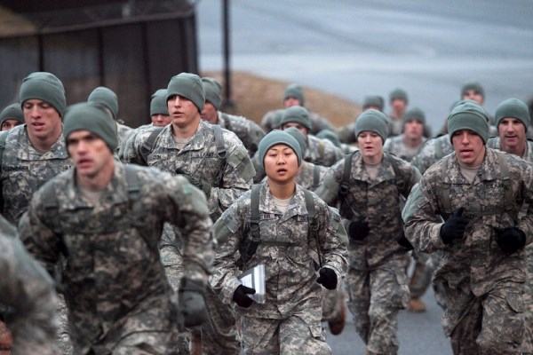 Doua femei militar au reusit in premiera sa termine cursul de elita Ranger School al armatei americane