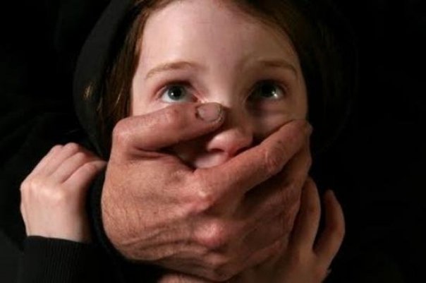 Doua fetite de 4 si 6 ani au fost abuzate sexual de un tanar recidivist