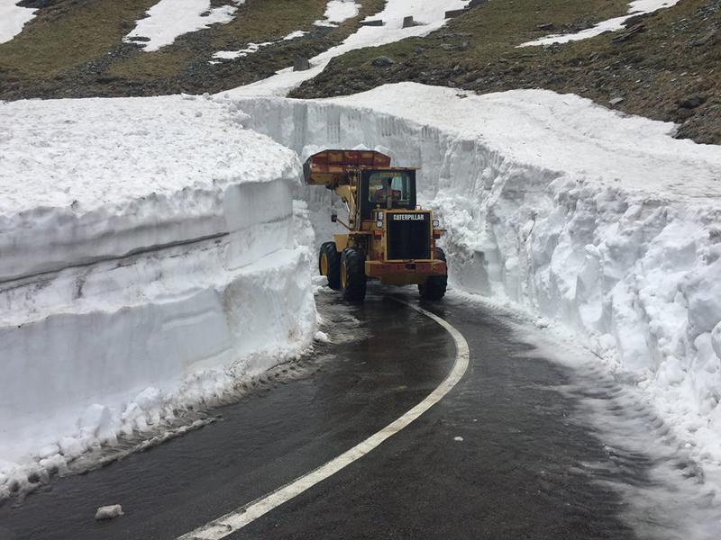 Drumarii au inceput deszapezirea Transfagarasanului. Zapada depaseste 5 metri inaltime