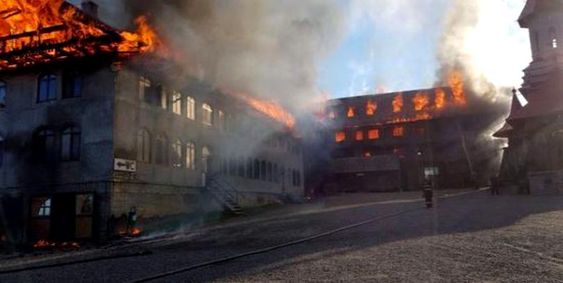 După Sânziene: Incendii de proportii la doua mănăstiri din Suceava și Tulcea