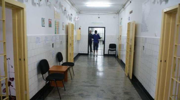Dupa dezvaluirile Ziuanews, opt angajaţi ai Penitenciarului Rahova, reţinuţi după ce au bătut mai mulţi deţinuţi