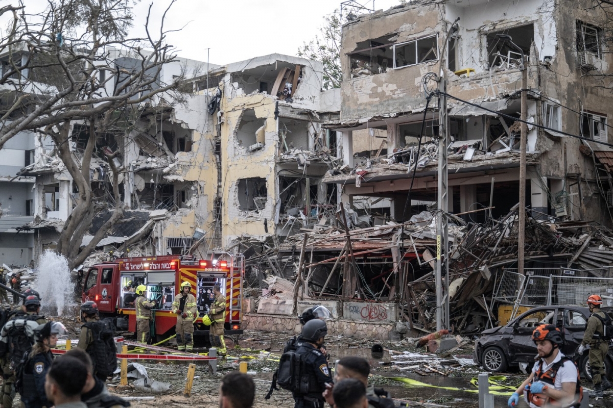 E prăpăd: Armata israeliană ascunde amploarea reală a pierderilor după violentele atacuri cu rachete hipersonice iraniene