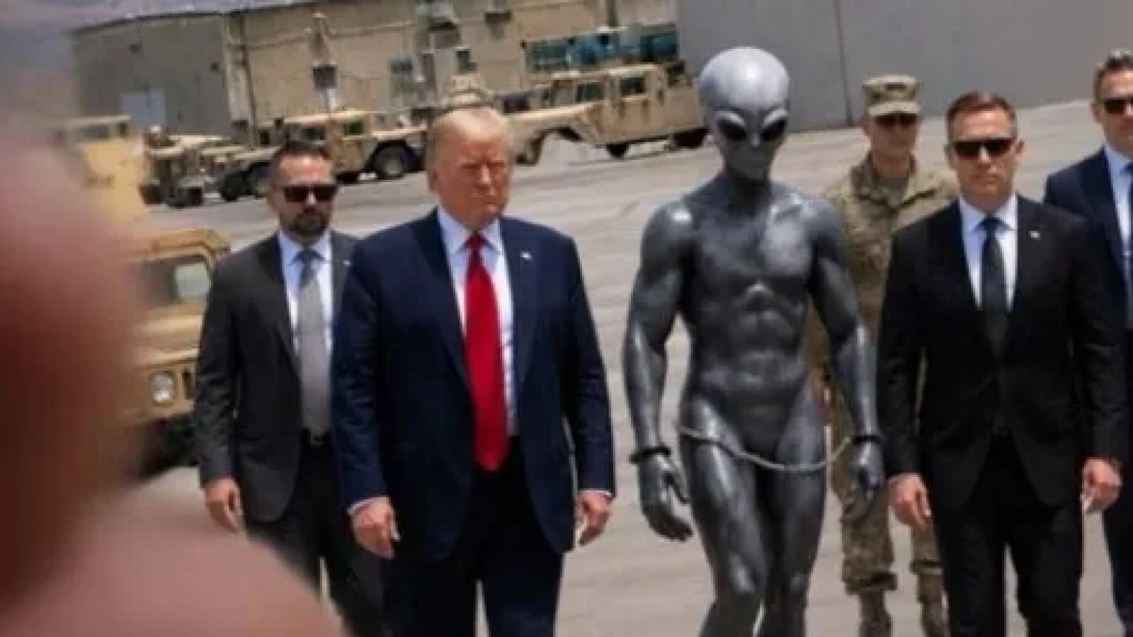 E Trump diliu de-a binelea, sau ne pregătește o "întâlnire de gradul 3" di granda? Seful Lumii postează imagini ciudate cu extratereștri și război în spațiu
