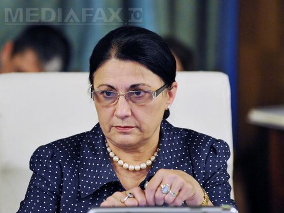 Ecaterina Andronescu, acuzată că modifică ilegal admiterea la liceu, deşi unele etape au început deja. Sindicatele ameninţă cu proteste