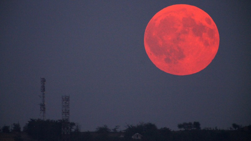 Eclipsă parţială de Lună luni seara, vizibilă şi din ţara noastră