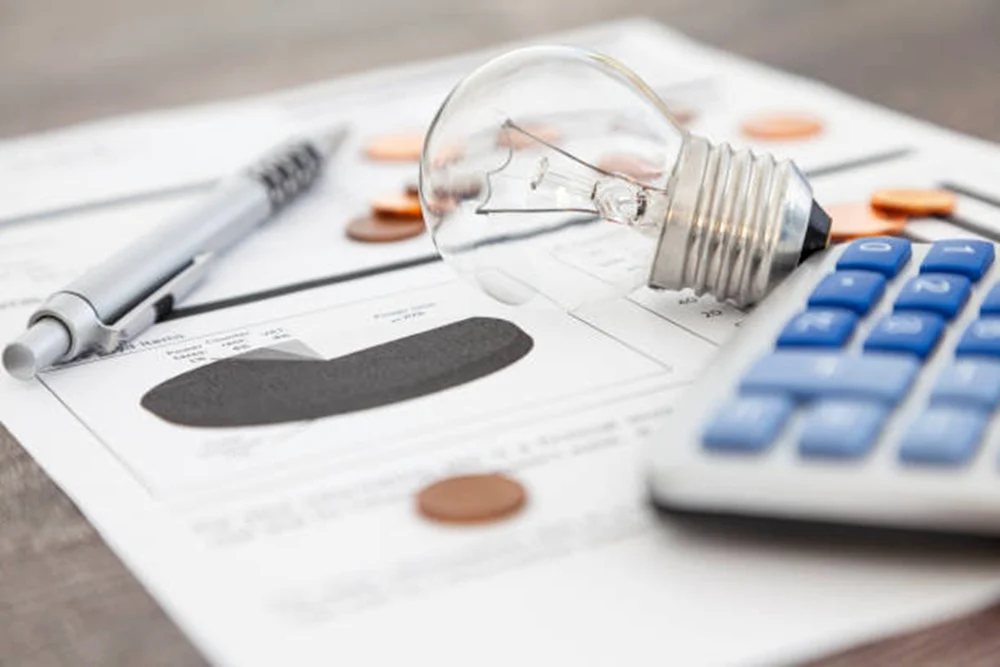 Economii dacă îți schimbi furnizorul de energie: până la 90 de lei pe lună la curent și 380 de lei la gaze
