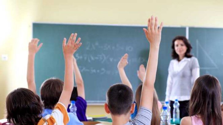 Elev bătut la şcoală. Colegii l-au lovit cu picioarele, în timp ce în clasă se afla şi un profesor
