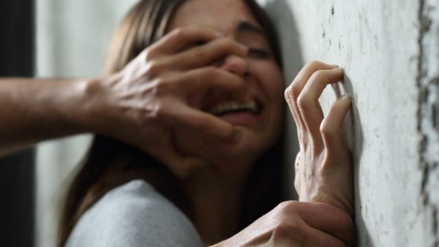 Elevă de 16 ani, violată în scara unui bloc
