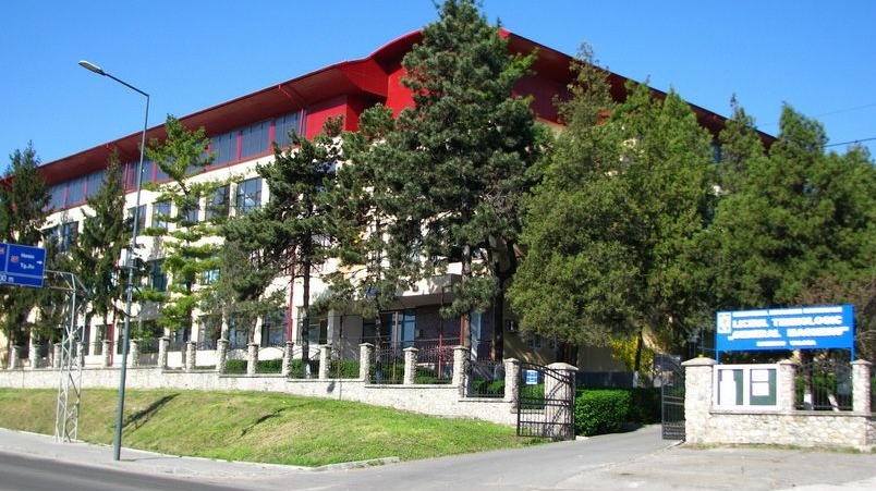 Elev de liceu înjunghiat de un coleg, la Râmnicu Vâlcea