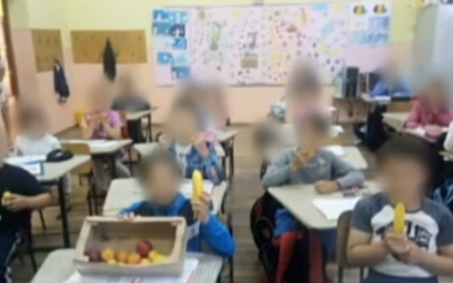 Elevi puşi să mimeze că mănâncă fructe într-o şcoală din Bacău pentru o şedinţă foto
