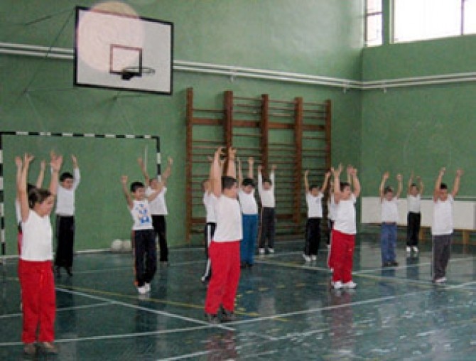Elevii scutiţi de efort fizic au obligaţia de a fi prezenţi la orele de educaţie fizică