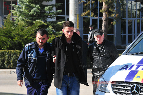 Elevul care a ŞANTAJATdirectoarea unei şcoli, CONDAMNAT la închisoare