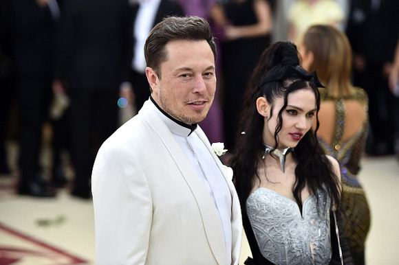 Elon Musk și cântăreața Grimes s-au despărțit, după 3 ani. Cei doi au împreună un băiețel
