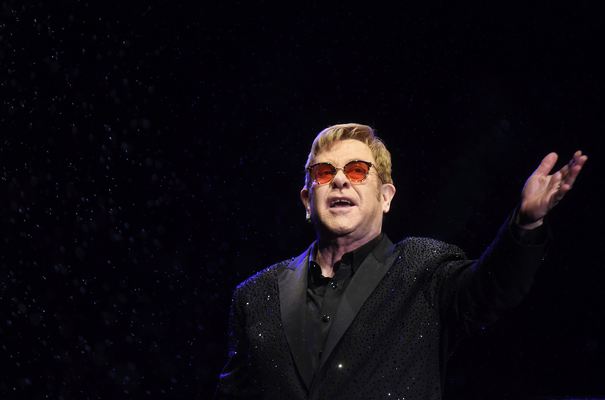 Elton John a fost internat la la terapie intensivă după ce a contractat o infecţie