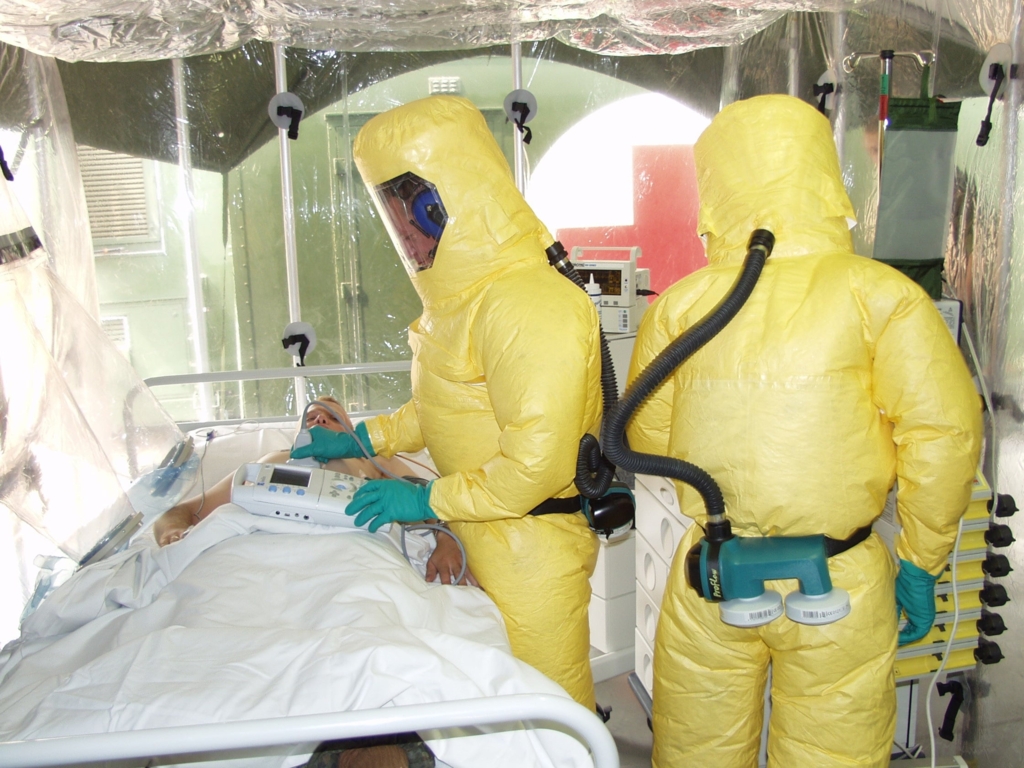 Epidemia de Ebola ia amploare. A fost depășit pragul de 3.000 de cazuri, în lipsa unui tratament pentru tulpina actuală
