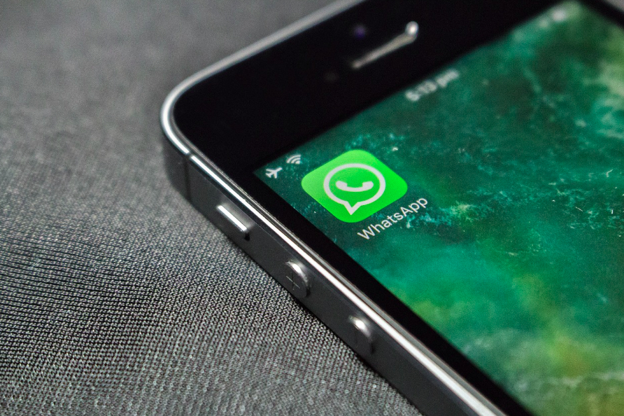Escrocherie pe WhatsApp, greu de oprit. Cum sunt preluate conturile fără ca hackerii să le spargă

