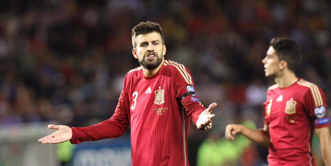 EURO 2016, preliminarii. Un fan al naționalei Spaniei a intrat pe teren și și-a făcut un selfie cu Gerard Pique