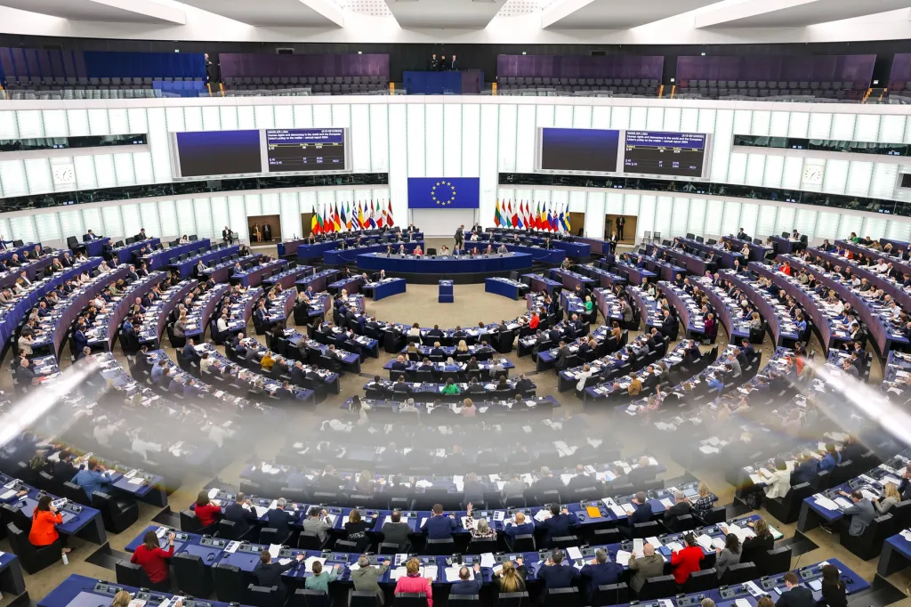Eurodeputații discută o lege pentru bunăstarea câinilor și pisicilor. UE vrea să interzică rasele cu trăsături care le provoacă suferință animalelor de companie