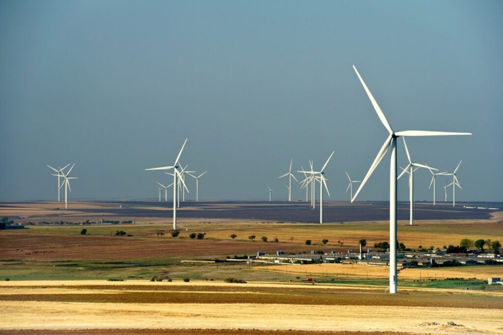 Europa retrăiește "febra prețurilor" la curentul electric. Ce este fenomenul Dunkelflaute sau "acalmia întunecată"
