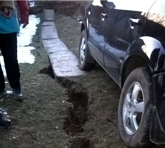 Evacuari de persoane după o alunecare de teren în Prahova. Pământul s-a surpat pe o suprafaţă de aproape 2 kmp