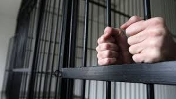 Evadare ca-n Monte Cristo: Trei români au tăiat barele de la celulă şi au coborît pe frânghii
