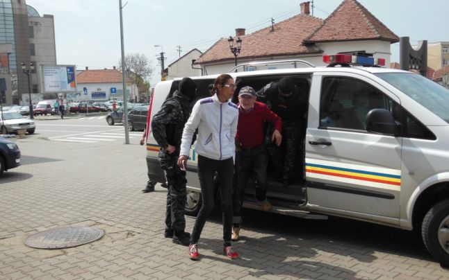 Evaziune fiscală de 4 milioane lei cu afaceri din fier vechi: 12 persoane reţinute in Alba