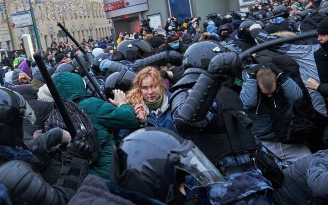 Exmatriculaţi politic! Studenţii care au participat la protestele pro-Navalnîi au fost dati afara din universităţi