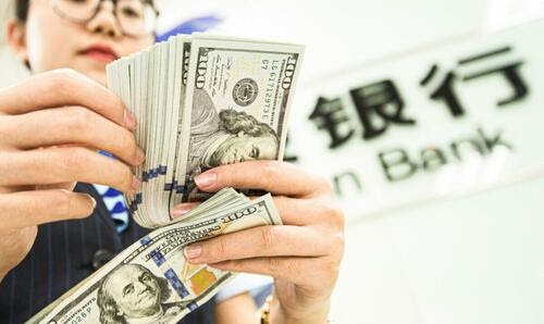 Experți: Schimbarea periculoasă la nivel mondial de la dolar e determinată de politica PCC și a SUA