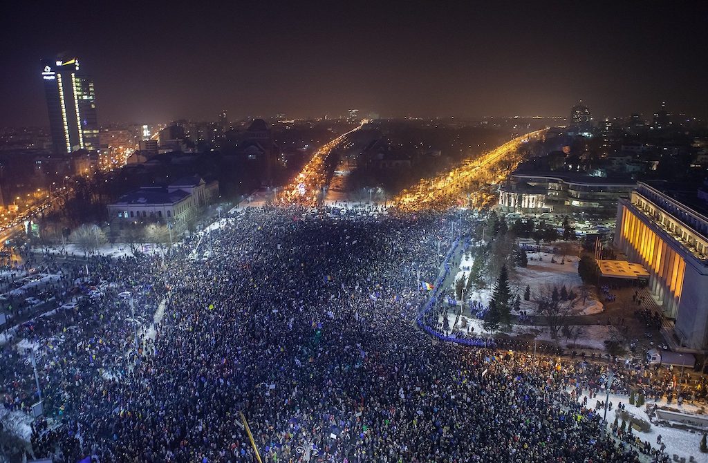 Experimentul România. Statele se distrug din interior, razboaiele se poarta inregimentand soldati-protestatari si trupe #resist