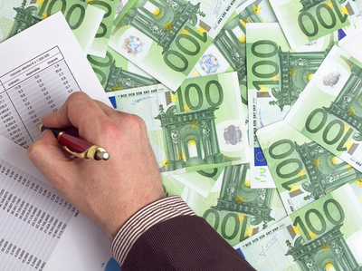 Expert financiar: Condiţiile de afaceri se vor înrăutăţi în următoarele 12 luni. Cresc dobânzile
