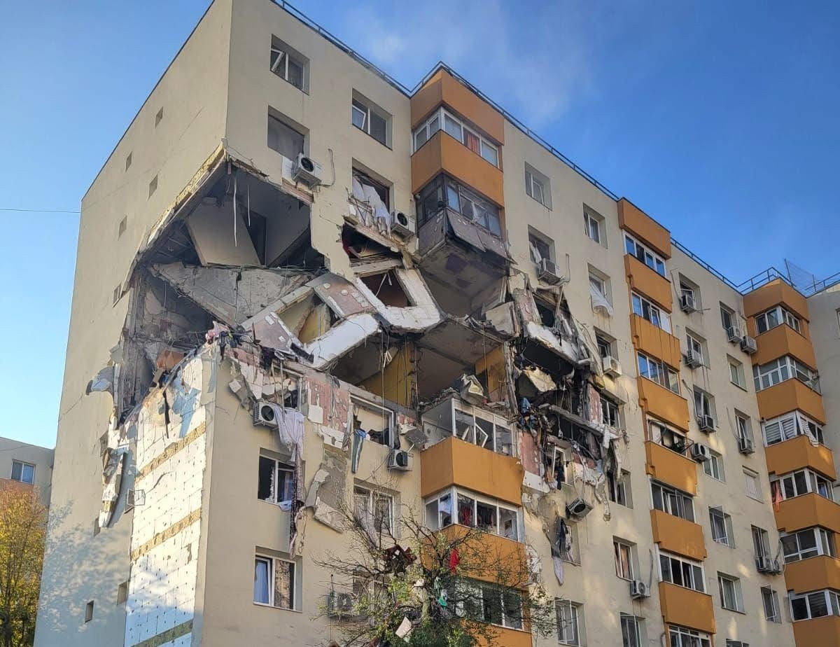 Explozie extrem de puternică într-un bloc din Rahova. Planul roșu activat: Mai multe apartamente distruse între etajele 1 ș 5

