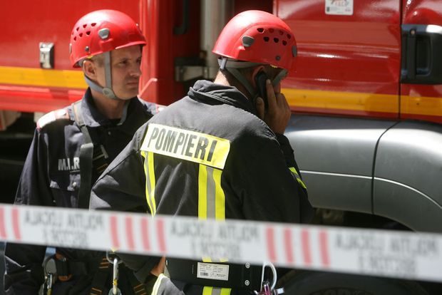 Explozie într-un bloc din Drobeta Turnu Severin. Două persoane, rănite