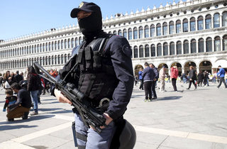 Explozie pe o stradă din Roma. Autorităţile iau în calcul un atac terorist