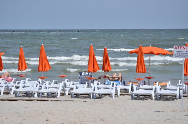 Fără șezloguri, pe nisipul de la Marea Neagră