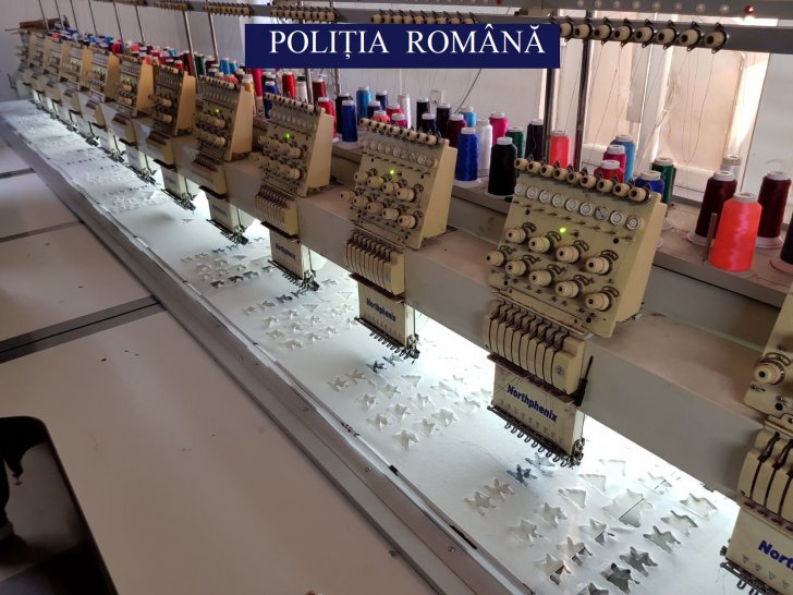 Fabrică ilegală în orașul Pantelimon. Producea haine contrafăcute cu etichete de branduri celebre