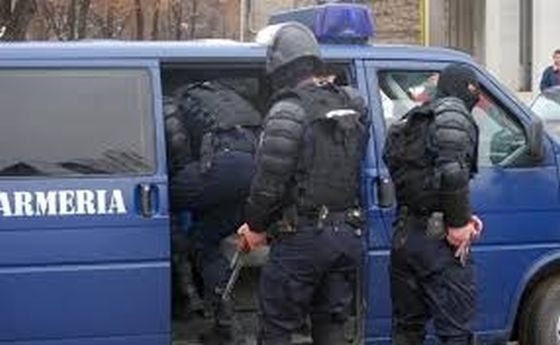 Faceau poze la casa lui Iohannis din Sibiu si au fost dusi la Politie. S-a deschis ancheta