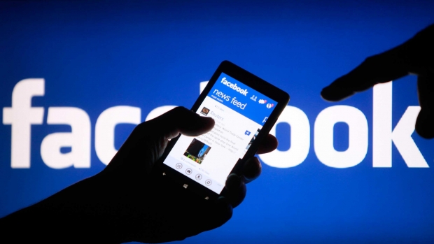 Facebook lansează o funcţie. Reţeaua socială explică utilizatorilor de ce apar anumite postări în News Feed
